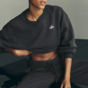 Cropped Accolade Crewneck - Anthracite