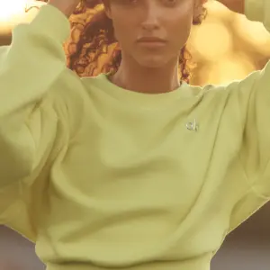 Cropped Accolade Crewneck - Sunshine