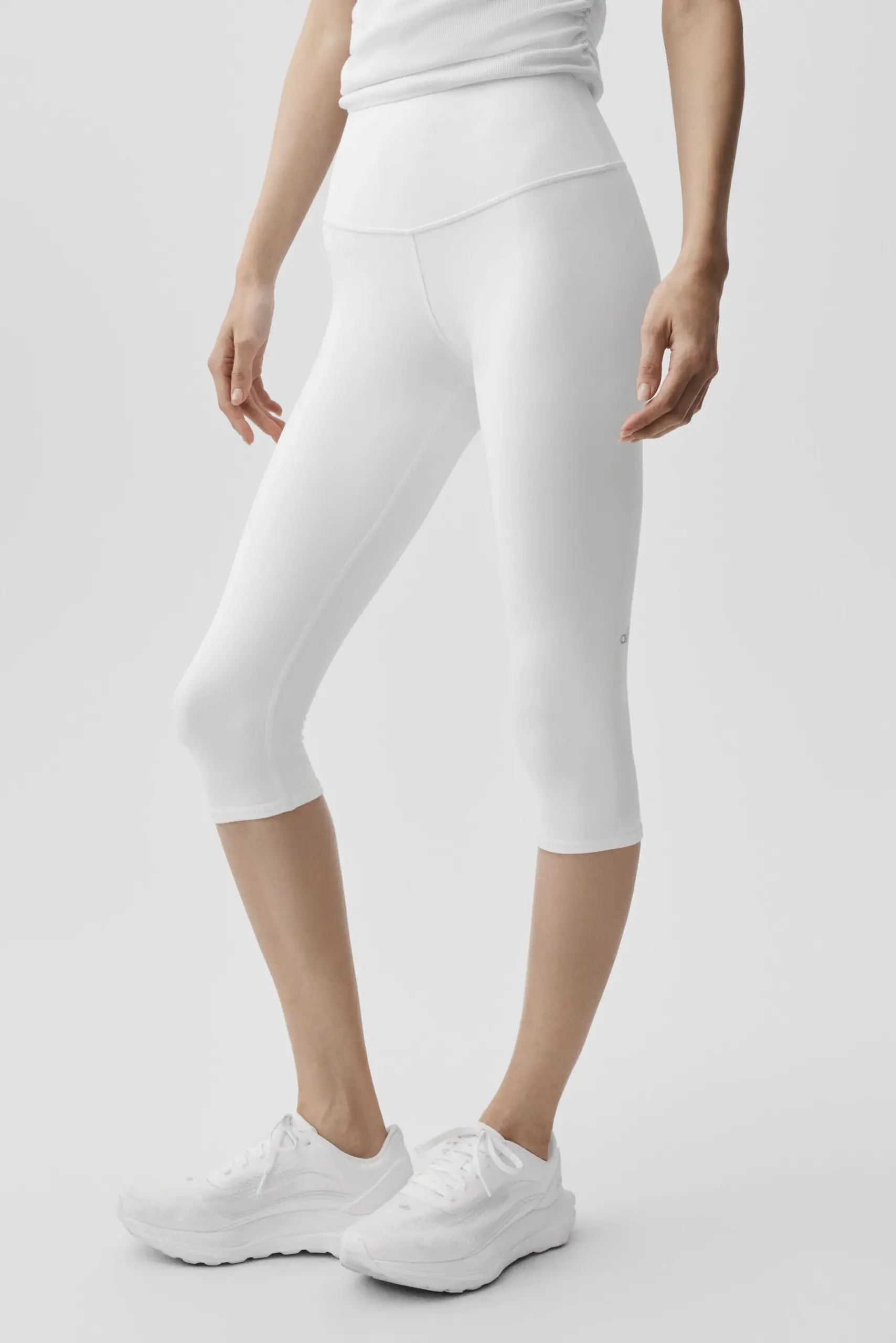 16 High-Waist Airbrush Capri - White