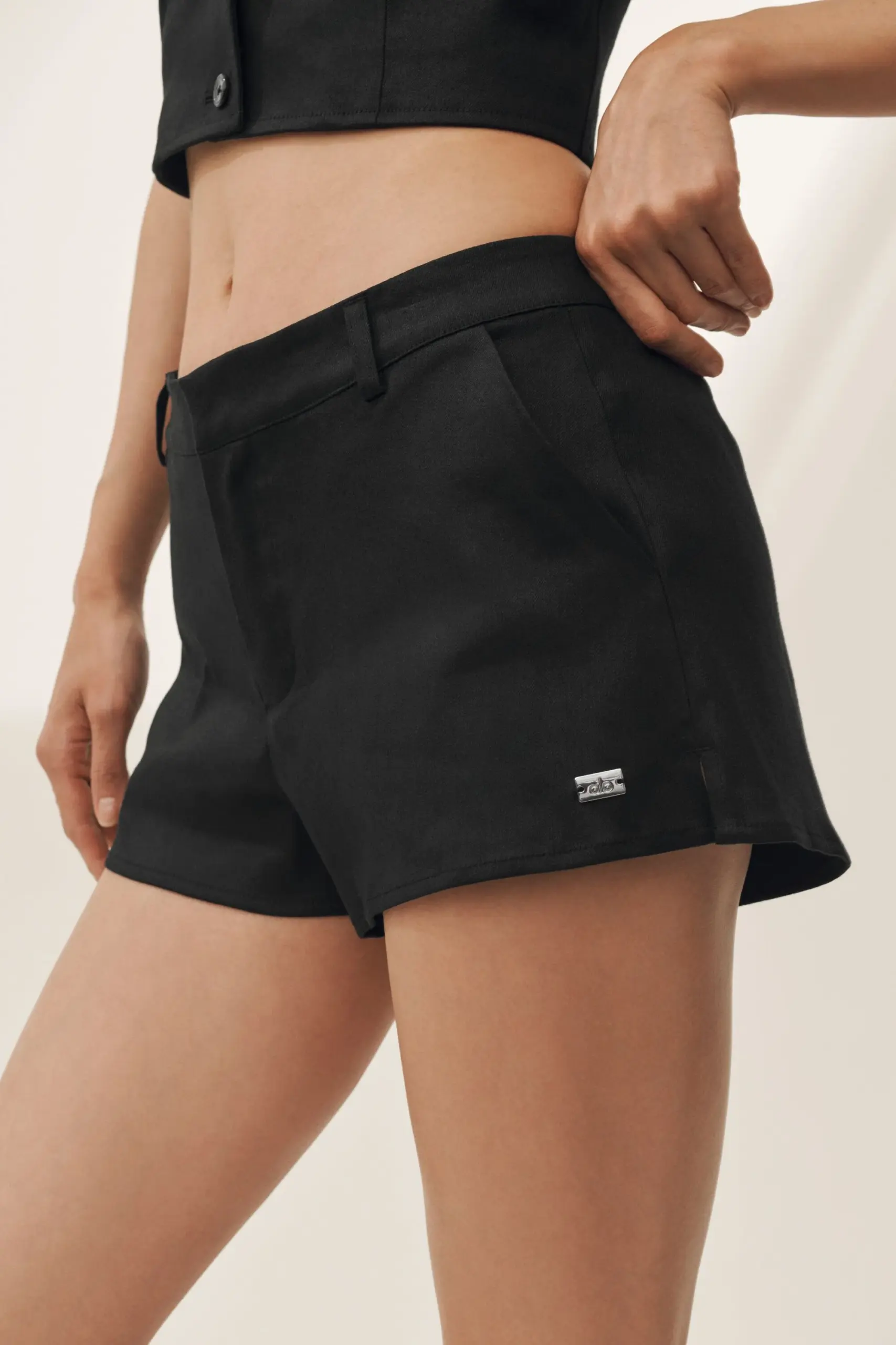 Linen Blend Low-Rise Riviera Trouser Short - Black - Image 2